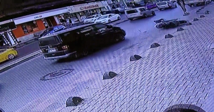 Minibüsün Çarpmasıyla Motosikletlinin Metrelerce Sürüklendiği Anlar Kamerada