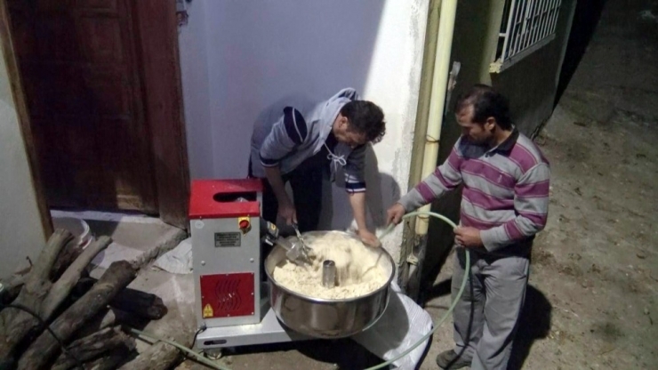 Muhtar, Yaşlı Kadınların Kışlık Ekmek Hamurunu Yoğuruyor