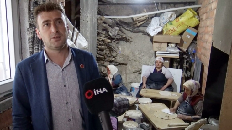 Muhtar, Yaşlı Kadınların Kışlık Ekmek Hamurunu Yoğuruyor