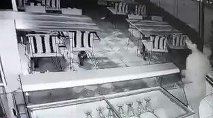 Hırsızlık İçin Girdiği Pastanede Para Bulamayınca Pasta Ve Börek Yedi