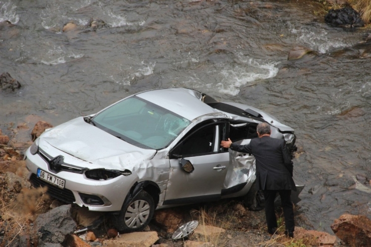 Sivas’ta Otomobil Irmağa Uçtu: 2 Yaralı