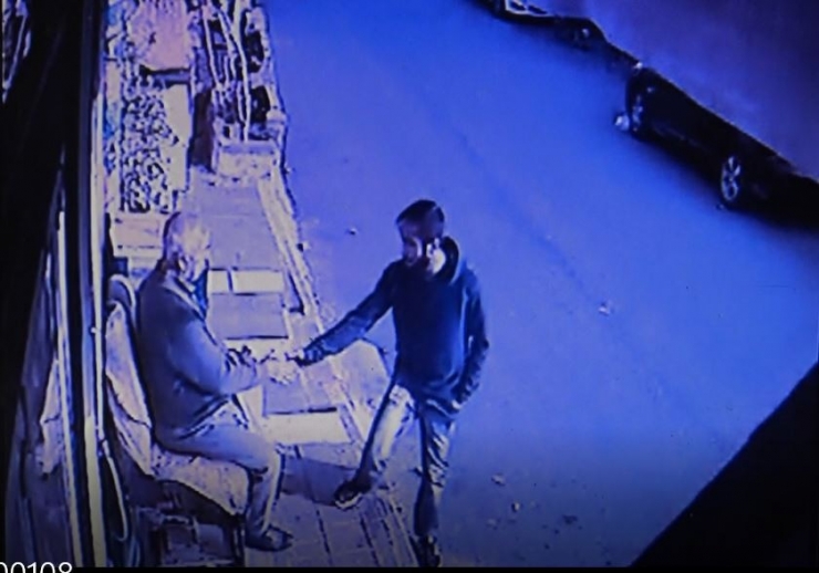 Tokalaşma Bahanesiyle Yaşlı Adamın Emekli Maaşını Alıp Kaçtı