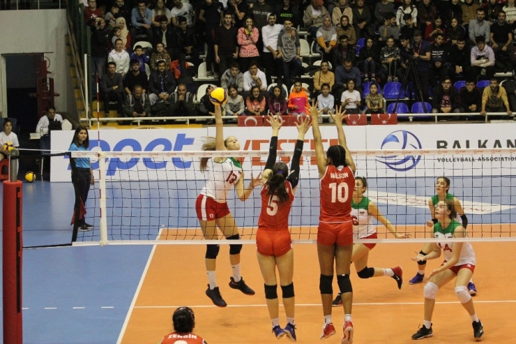 2020 Cev 17 Yaş Altı Kızlar Avrupa Şampiyonası Elemeleri: Türkiye: 3 - Bulgaristan: 0