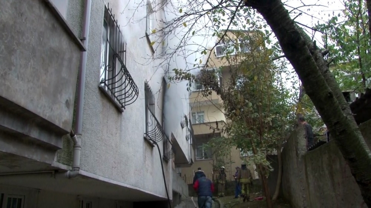 Ümraniye’de Bir Apartman Dairesinde Yangın Çıktı. Binada Mahsur Kalarak Dumandan Etkilenenler İtfaiye Tarafından Merdiven Aracıyla Kurtarıldı. İtfaiyenin Çalışması Sürüyor.