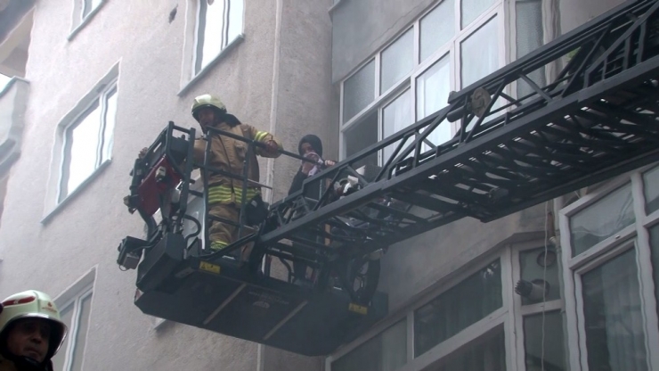 Ümraniye’de Bir Apartman Dairesinde Yangın Çıktı. Binada Mahsur Kalarak Dumandan Etkilenenler İtfaiye Tarafından Merdiven Aracıyla Kurtarıldı. İtfaiyenin Çalışması Sürüyor.