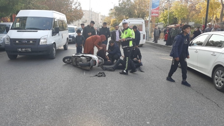 Motosiklet Yayaya Çarptı