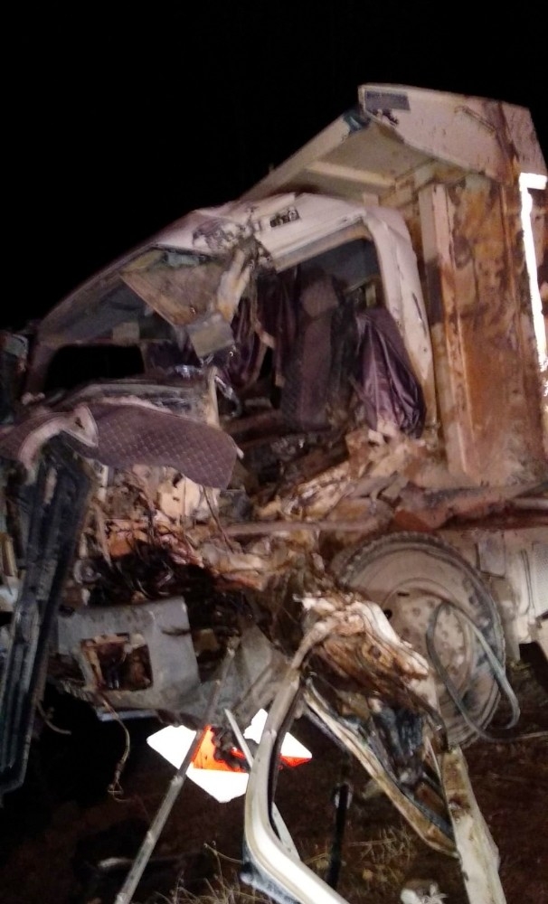 Bayburt’ta Kamyon İle Tır Kafa Kafaya Çarpıştı: 2 Yaralı