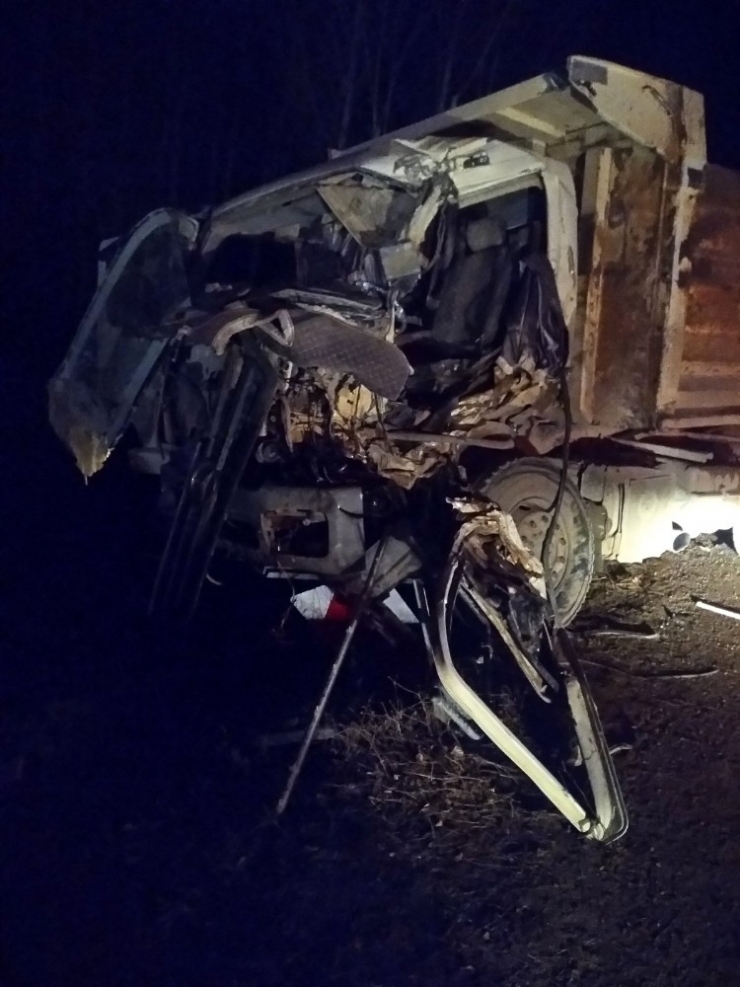 Bayburt’ta Kamyon İle Tır Kafa Kafaya Çarpıştı: 2 Yaralı