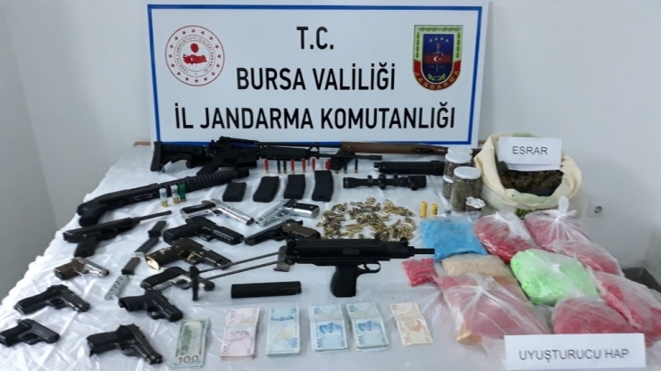 Uyuşturucu Ve Silah Kaçakçısının Evine Baskın