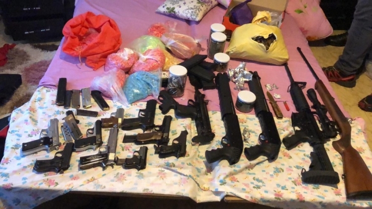 Uyuşturucu Ve Silah Kaçakçısının Evine Baskın