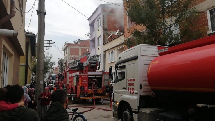 Kışlık Odunları Kül Oldu, Yangın Mahalleliyi Sokağa Döktü