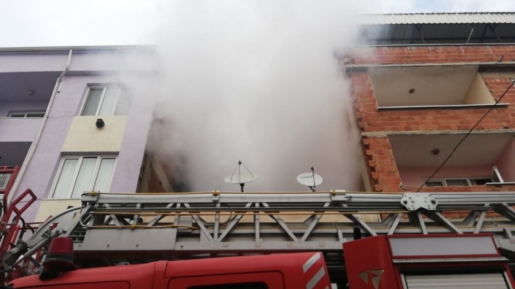Kışlık Odunları Kül Oldu, Yangın Mahalleliyi Sokağa Döktü