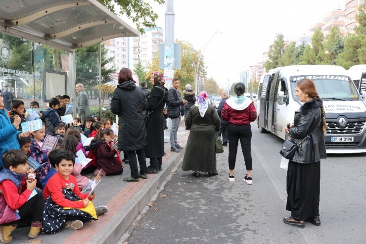 İlkokul Öğrencileri Otobüs Duraklarında Kitap Okudu