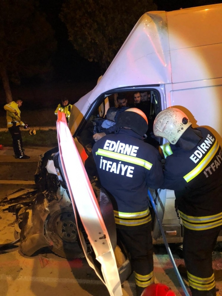 Edirne’de Kamyonet İle Yanıcı Madde Yüklü Tanker Çarpıştı:1 Ölü