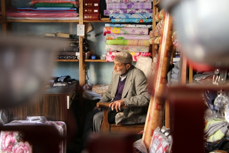 Asırlık Çınar, 61 Yıldır İşinden Geri Kalmıyor