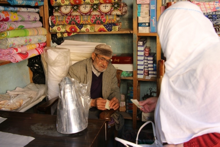 Asırlık Çınar, 61 Yıldır İşinden Geri Kalmıyor