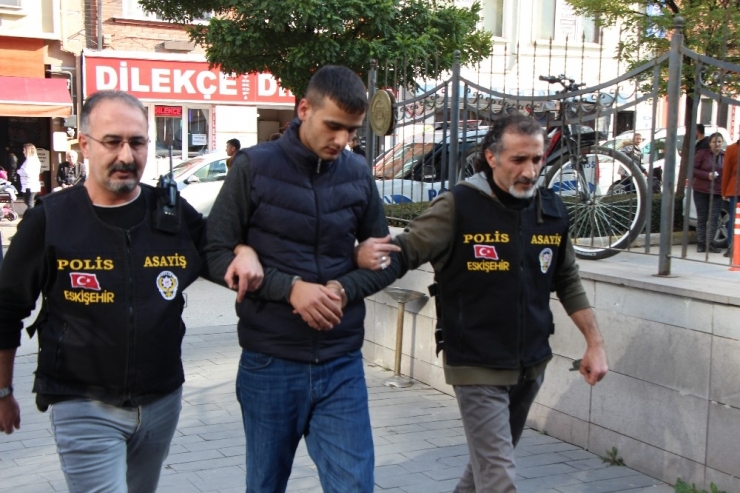 Kendini Polis Olarak Tanıtan Hırsız Yakalandı