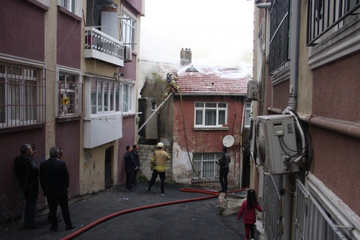 Fatih’te Gecekondu Alev Alev Yandı: İtfaiye Eri Çatıdan Düştü