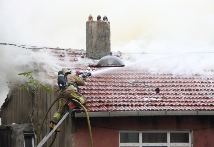 Fatih’te Gecekondu Alev Alev Yandı: İtfaiye Eri Çatıdan Düştü