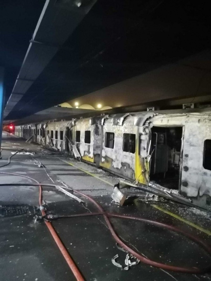 Güney Afrika’da Tren Vagonları Alev Alev Yandı