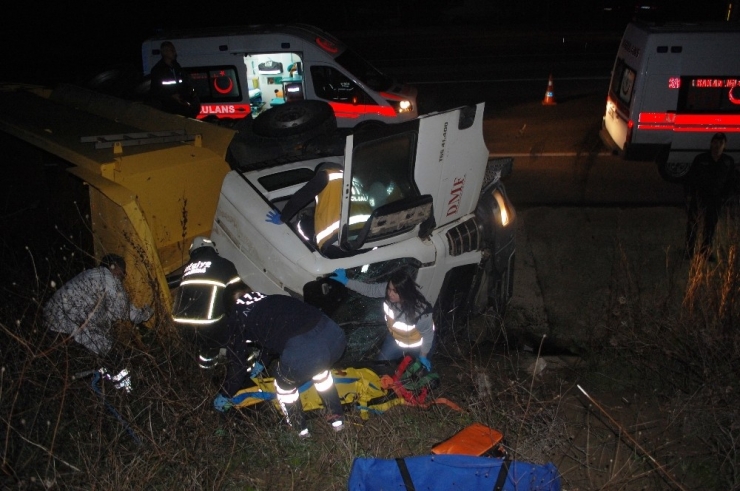 Hafriyat Kamyonu Su Kanalına Devrildi: 1 Ağır Yaralı