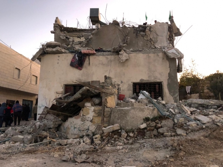 El Halil’de İsrail Güçleri 4 Filistinlinin Evini Yıktı