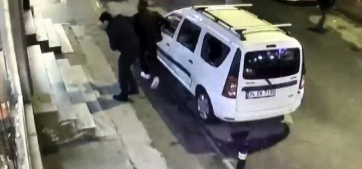 Dayak Yiyen Şahıs, Sinirini Yol Kenarında Bulunan Araçtan Çıkarttı