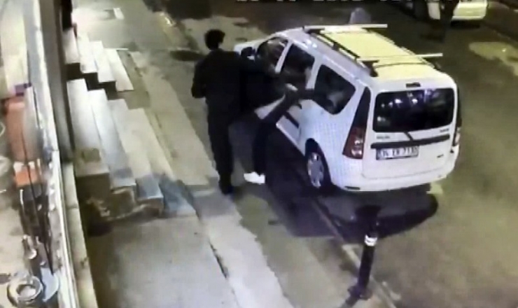 Dayak Yiyen Şahıs, Sinirini Yol Kenarında Bulunan Araçtan Çıkarttı