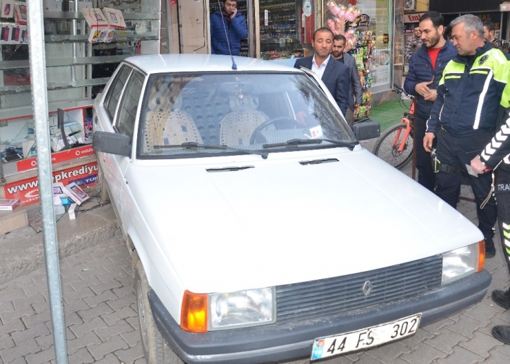 El Freni Çekilmeyen Otomobil İş Yerine Girdi