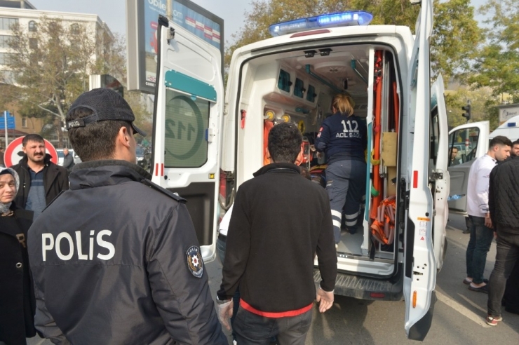 Otomobil Elektrikli Bisiklete Çarptı: 2 Yaralı