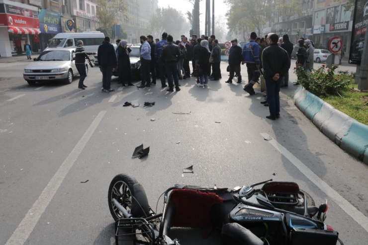 Otomobil Elektrikli Bisiklete Çarptı: 2 Yaralı