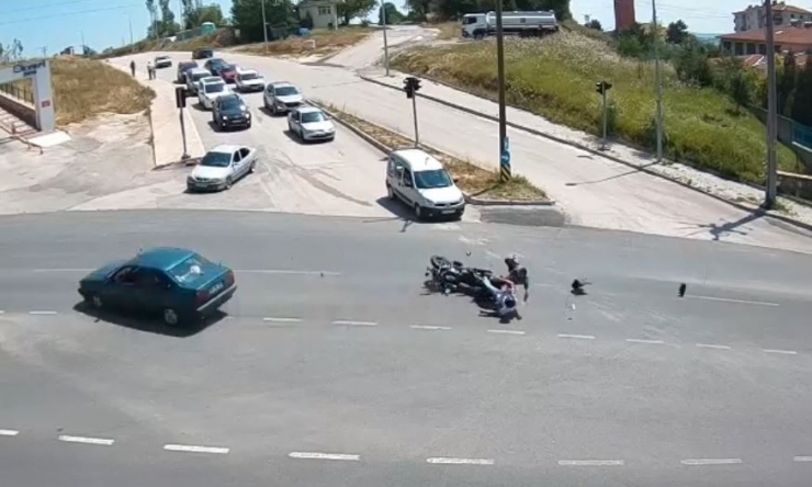Işık İhlali Yaptığı İddia Edilen Araç, Motosiklete Çarptı