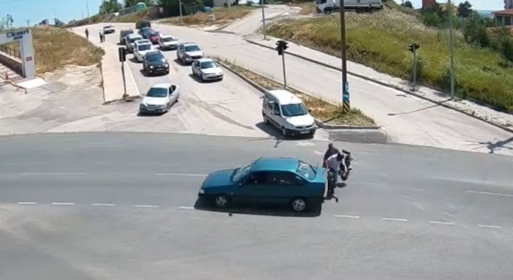Işık İhlali Yaptığı İddia Edilen Araç, Motosiklete Çarptı