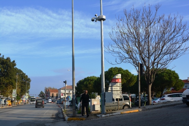 Ayvalık’ta Mobese Direği Yerine Dikildi