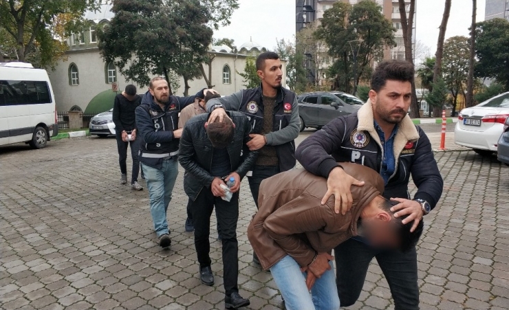 Yunus Polisi Otomobilde Esrar Ele Geçirdi: 4 Gözaltı