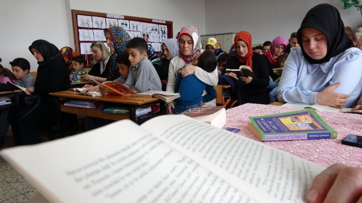 Öğrenci Velileri, Çocuklarıyla Aynı Sırayı Paylaşıp, Kitap Okuyor