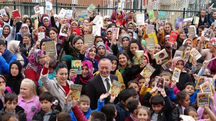 Öğrenci Velileri, Çocuklarıyla Aynı Sırayı Paylaşıp, Kitap Okuyor