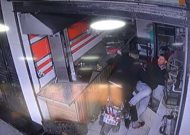 İş Yerini Açtığı Anda Neye Uğradığını Şaşırdı