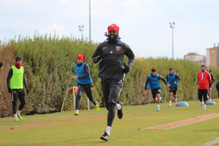 Mensah: "Kayserispor’da Mutluyum"