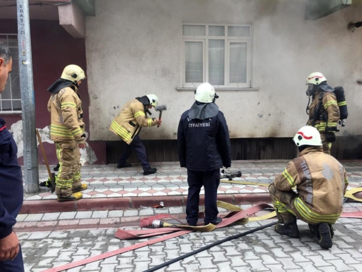 Sultangazi’de Aynı Mahallede Bir Saat Arayla İki Yangın