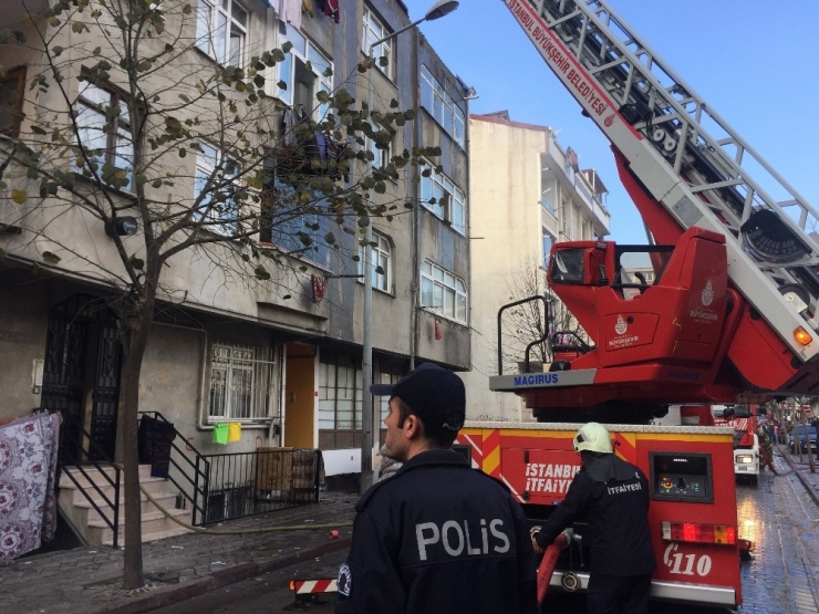 Sultangazi’de Küle Dönen Çatı Havadan Görüntülendi