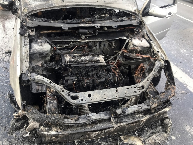 Tem Otoyolu’nda Otomobil Alev Alev Yandı