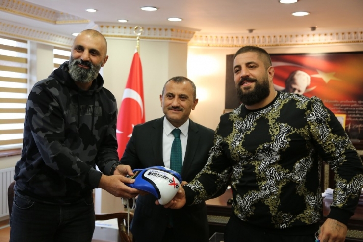 Şampiyon, Eldivenini Vali Sonel’e Hediye Etti