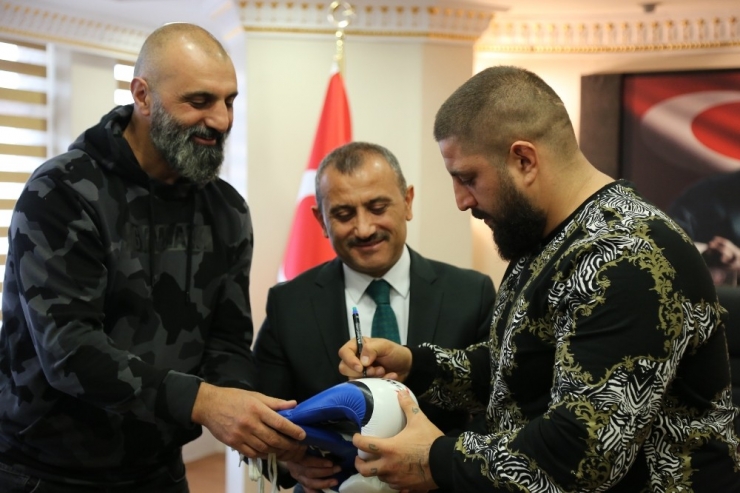 Şampiyon, Eldivenini Vali Sonel’e Hediye Etti