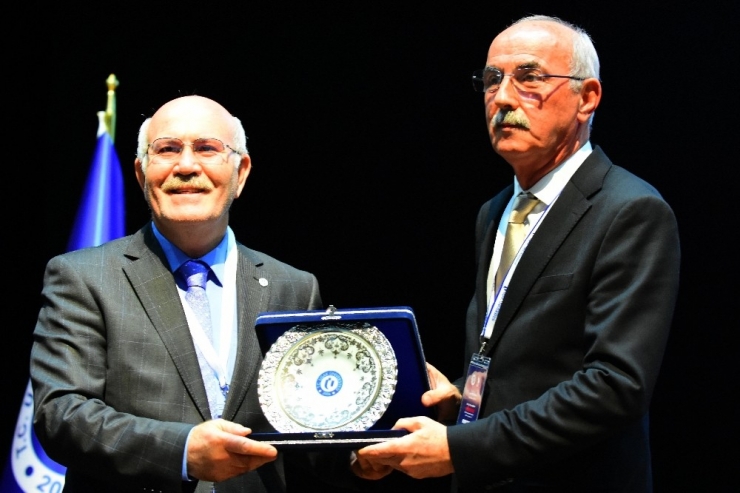 Uşak Üniversitesi’nde “Tarihten Geleceğe Bilim Köprüsü Öğrenci Sempozyumu” Etkinliği