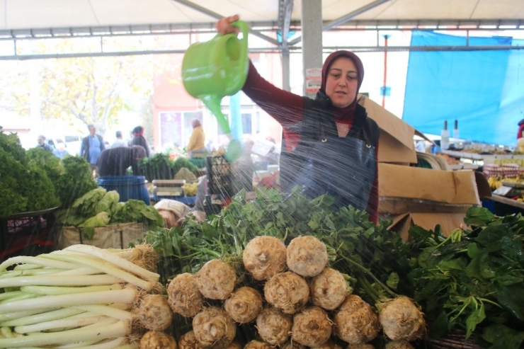 Uşak’ta Semt Pazarlarının Gözdesi Karnabahar Ve Lahana Oldu