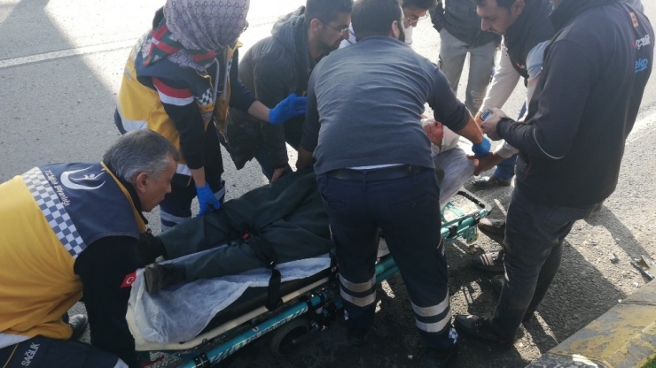 Üst Geçidi Kullanmayan Yaşlı Adama Kamyonet Çarptı