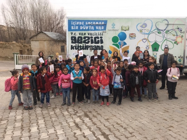 Yazar Aslı Tohumcu, Öğrencilerle Buluştu