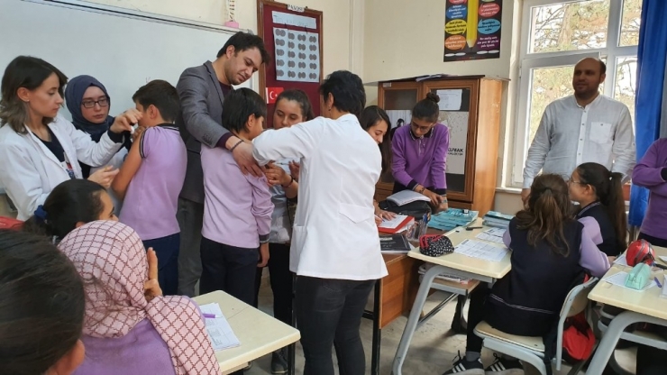 Şuhut’ta Öğrencilere Aşı Uygulaması