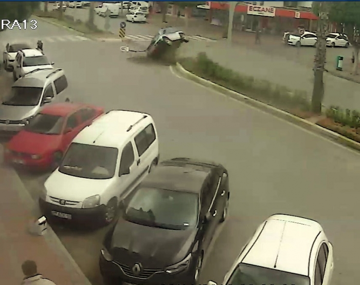 Takla Atan Araçtan Burunları Bile Kanamadan Çıktılar